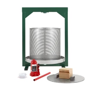 En cylinderformad presskorg i rostfritt stål med gröna detaljer samt olika tillbehör placerade framför den