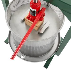 Hydraulisk fruktpress 50L med detaljer i grönt, rött och trä från ett perspektiv ovanifrån