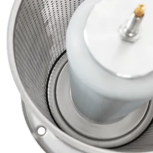 En cylinderformad hydropress från ett perspektiv uppifrån där presskorgen i rostfritt stål är i fokus