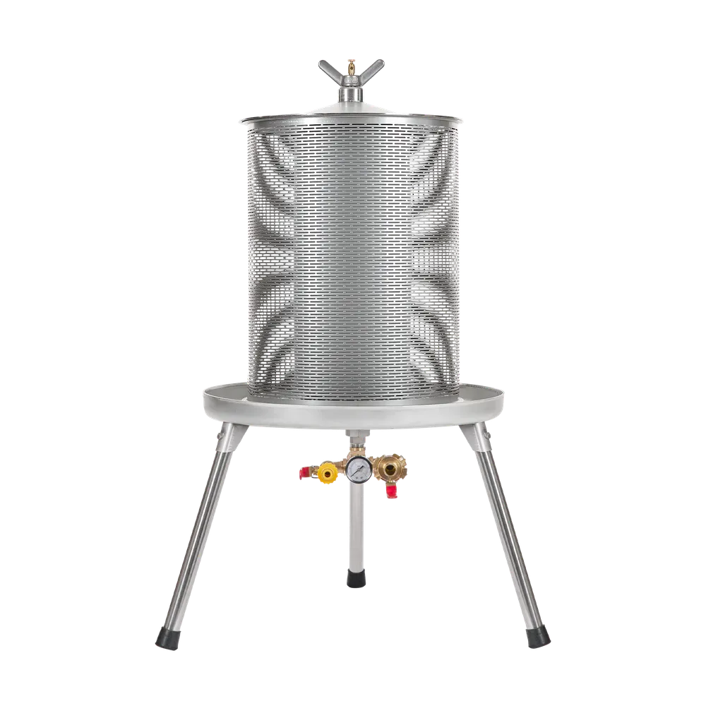 Sylindrisk hydropress i alt rustfritt stål som står på tre ben med lokk og vanntilkobling