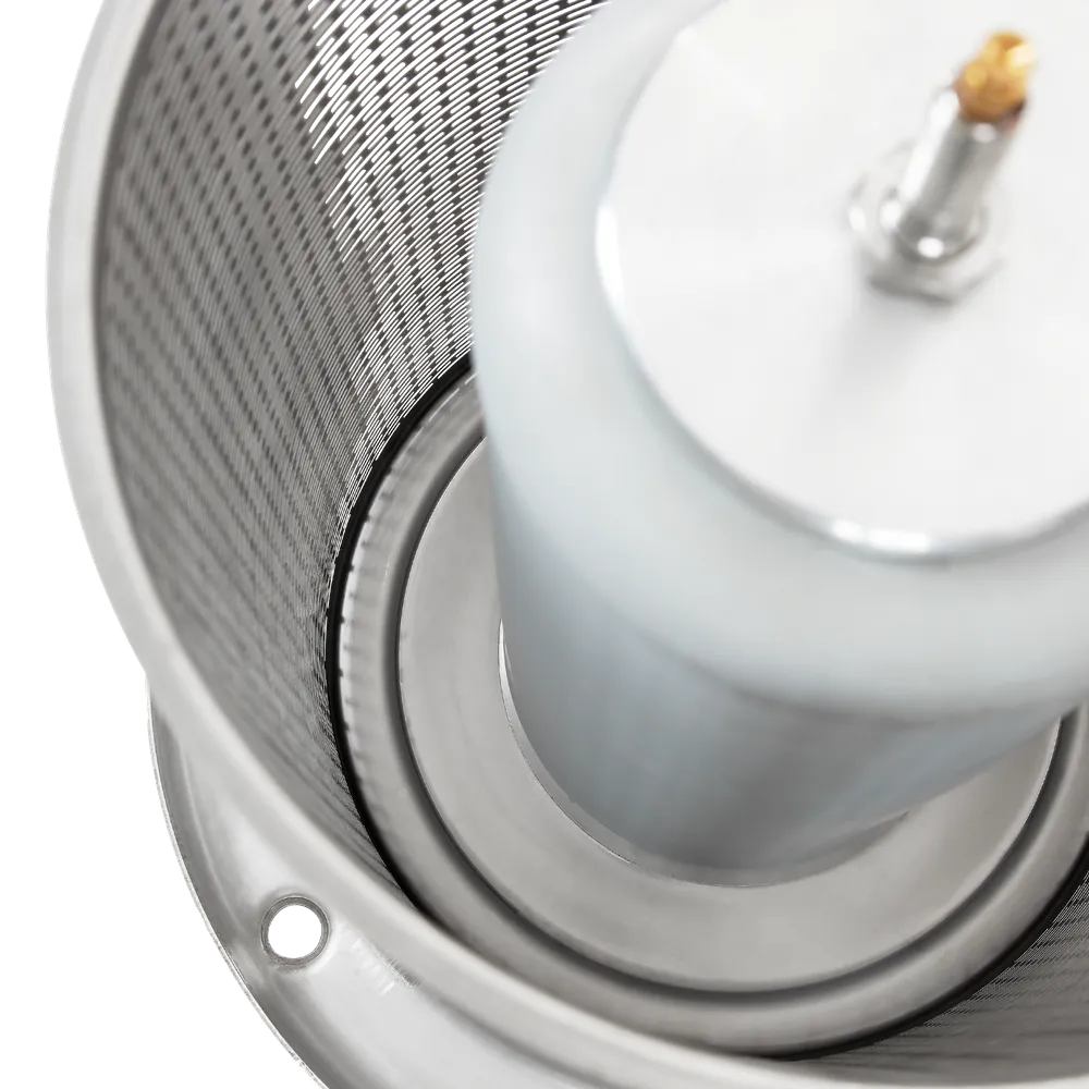 En sylinderformet hydropress fra et perspektiv ovenfra hvor den rustfrie pressekurven er i fokus