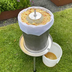 Hydropressen fylles med eplepressrester helt opp til toppen av membranen