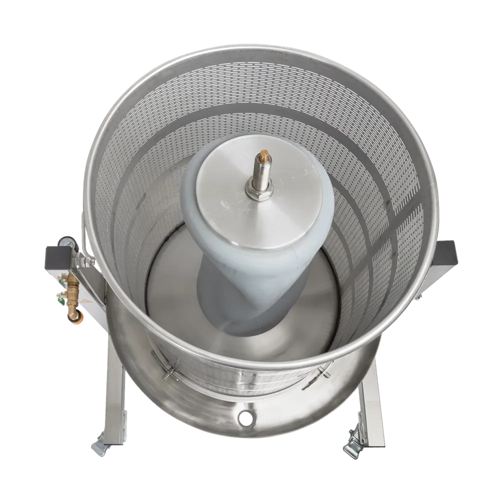 Inne i hydropressen er det i midten en membran som utvider seg ved økt vanntrykk, og rundt den er det en presskurv i rustfritt stål med mange små hull