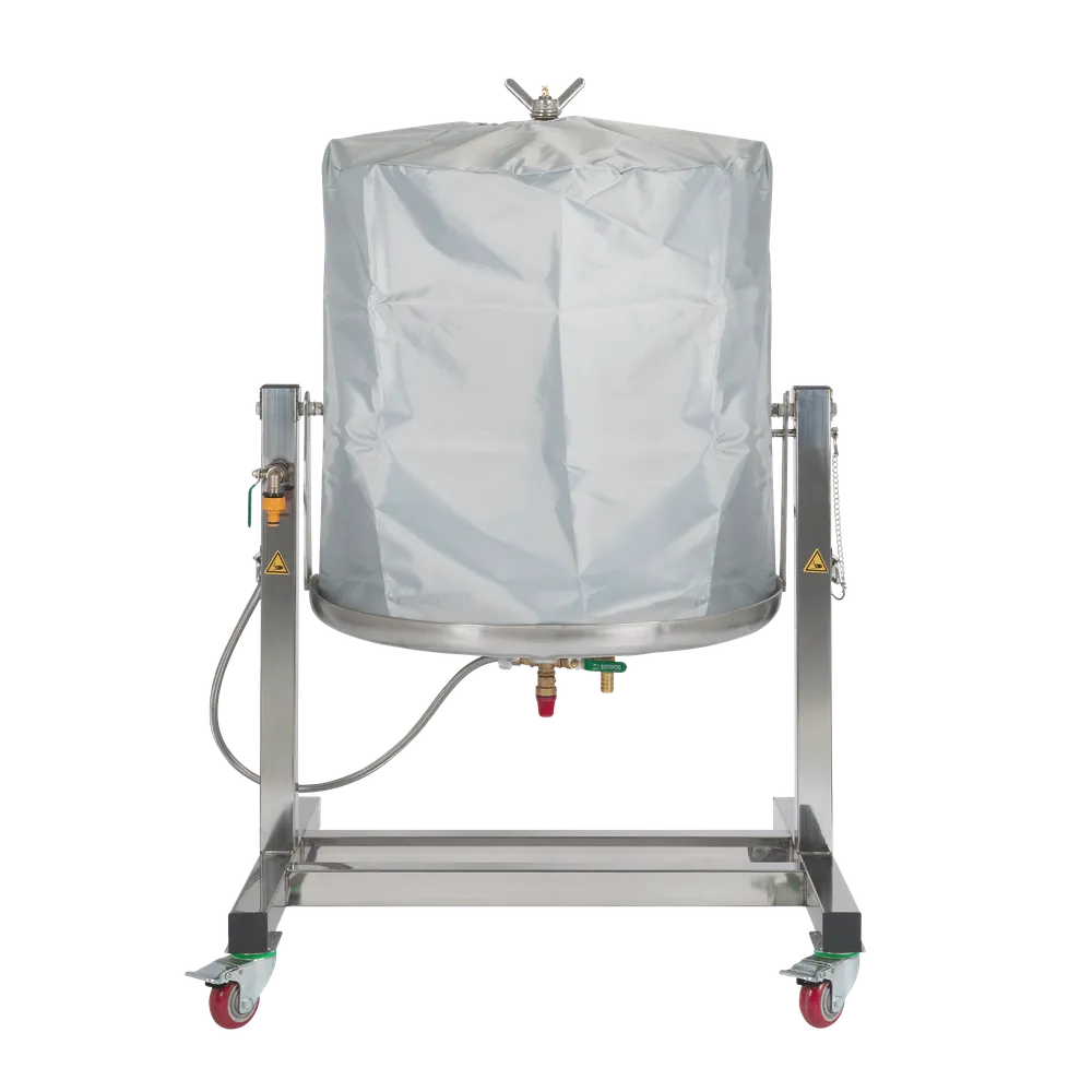 Et praktisk deksel, plassert over fruktpressen, beskytter mot sprut under pressingen