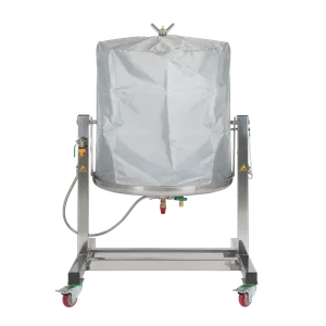 Et praktisk deksel, plassert over fruktpressen, beskytter mot sprut under pressingen