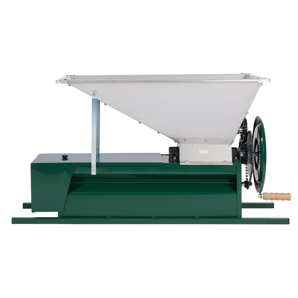 Manuellt driven maskin för avstjälkning och krossning av vindruvor som används vid framställning av vin. Tillverkad i rostfritt stål och grönmålad stålstomme