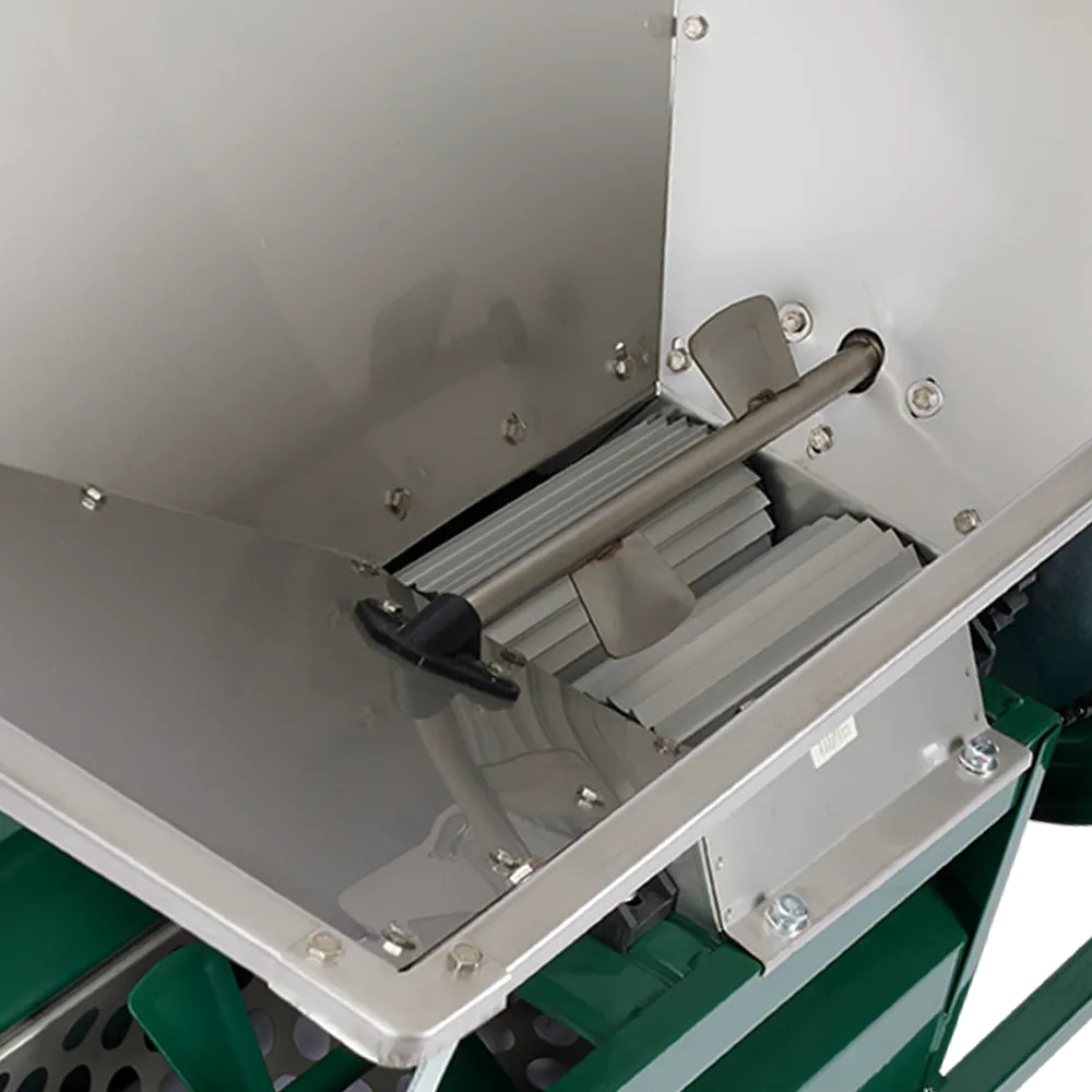 Ruostumattomasta teräksestä valmistettu syöttösuppilo rypälemurskaimen yläpuolella