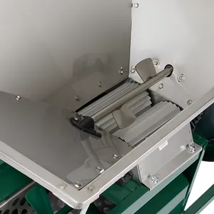 Ruostumattomasta teräksestä valmistettu syöttösuppilo rypälemurskaimen yläpuolella