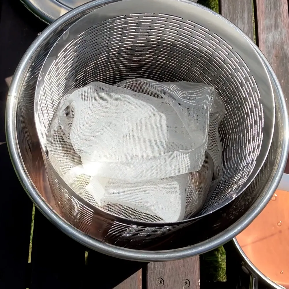 Rabarber redo att pressas i fruktpress INOX 5L tillverkad av rostfritt stål