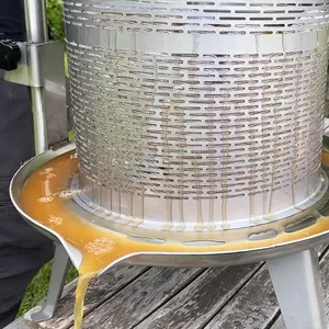 Färsk äppelmust rinner ur INOX 14L fruktpress, naturlig juice utan tillsatser