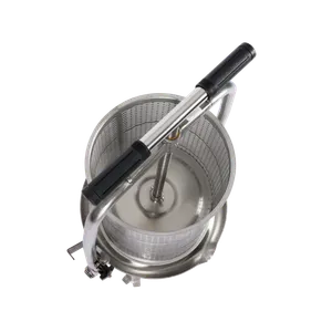 Fruktpress INOX med vy uppifrån, kraftfull pressplatta löper inuti den rostfria presskorgen