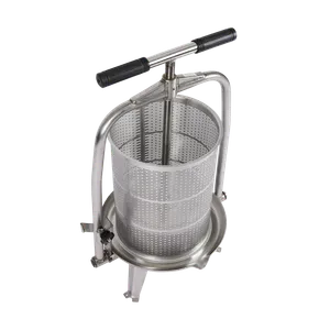 Fruktpress med presskorg på 20 liter. Pressad must samlas upp på uppsamlingsplattan innan det rinner vidare