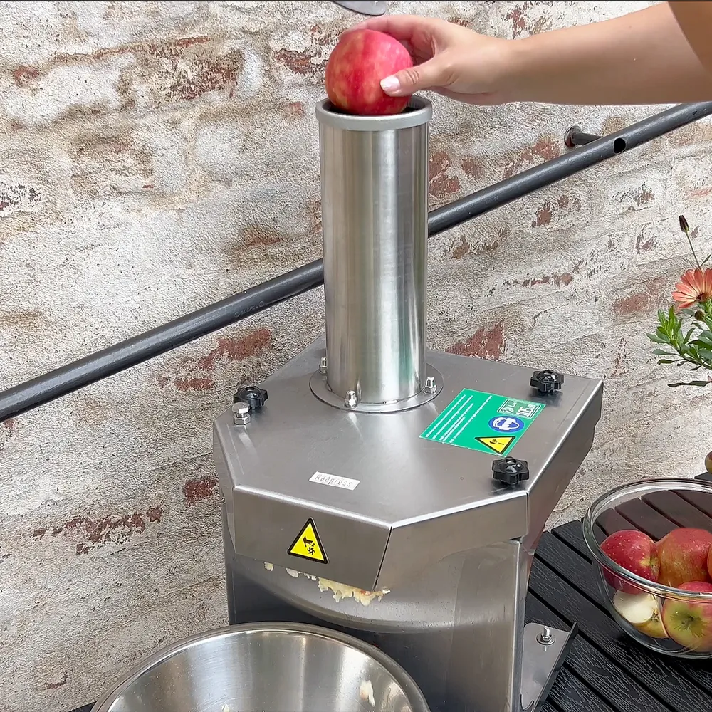 Feedo Elektrisk fruktkross i rostfritt stål. Effektiv, robust och enkel att använda för att krossa upp till 250 kg frukt och grönsaker per timme. Perfekt för mustning av äpplen, päron och rotfrukter.