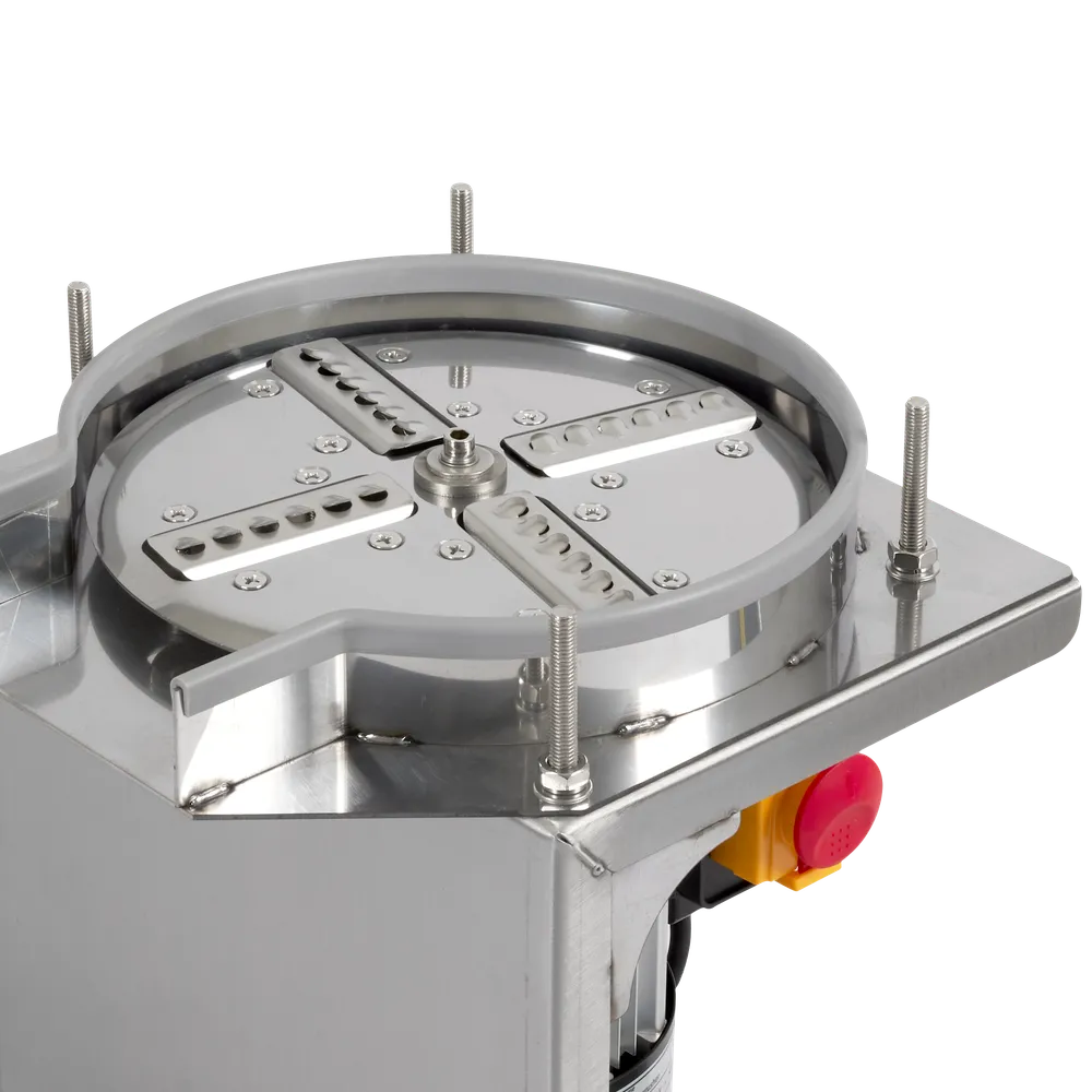 Detaljerad bild på de vassa krossbladen i rostfritt stål – specialdesignade för att snabbt och effektivt bearbeta hårda frukter och grönsaker.