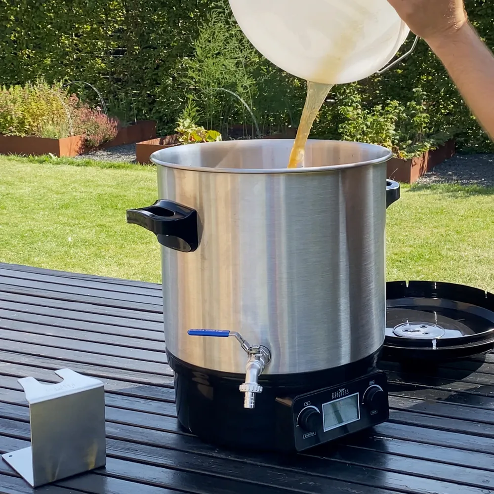 Pastör fylls med nypressad äppelmust