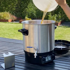 Pastör fylls med nypressad äppelmust