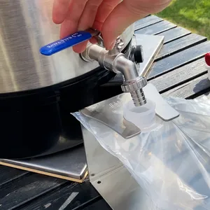 BIB påse fylls med pastöriserad must för lång hållbarhet