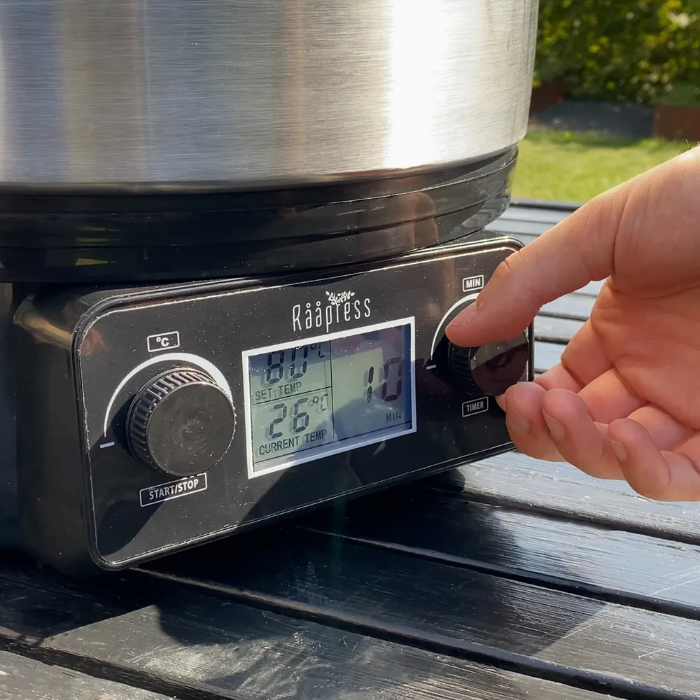 Pastör ställs in till rätt temperatur och tid för att ta bort mikroorganismeri musten