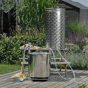 Spiralpastör i rostfritt stål ansluten till en rostfri tank och bag in box fyllare