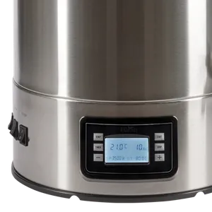 Närbild på display som visar tid och temperatur med blå bakgrundsbelysning och tre knappar på vardera sida