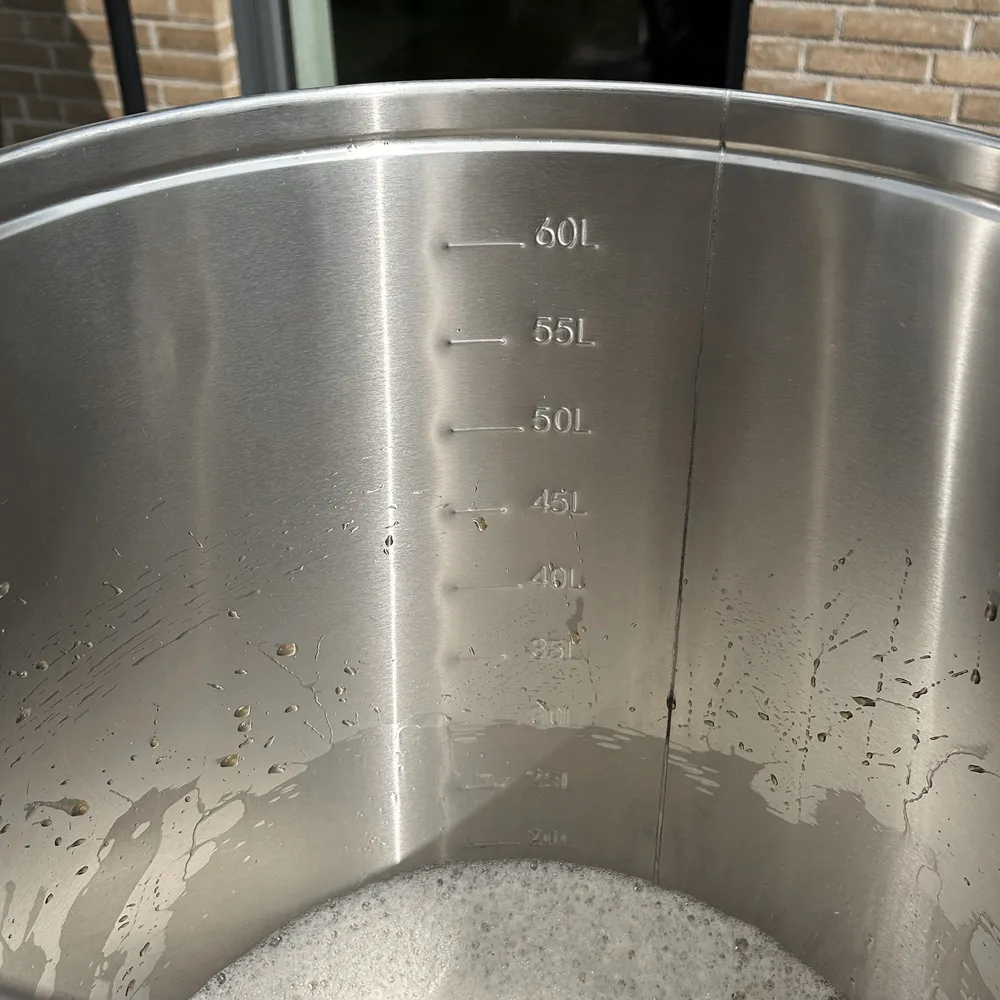 Pastören fylls med must för att pastörisera till rätt temperatur och tid