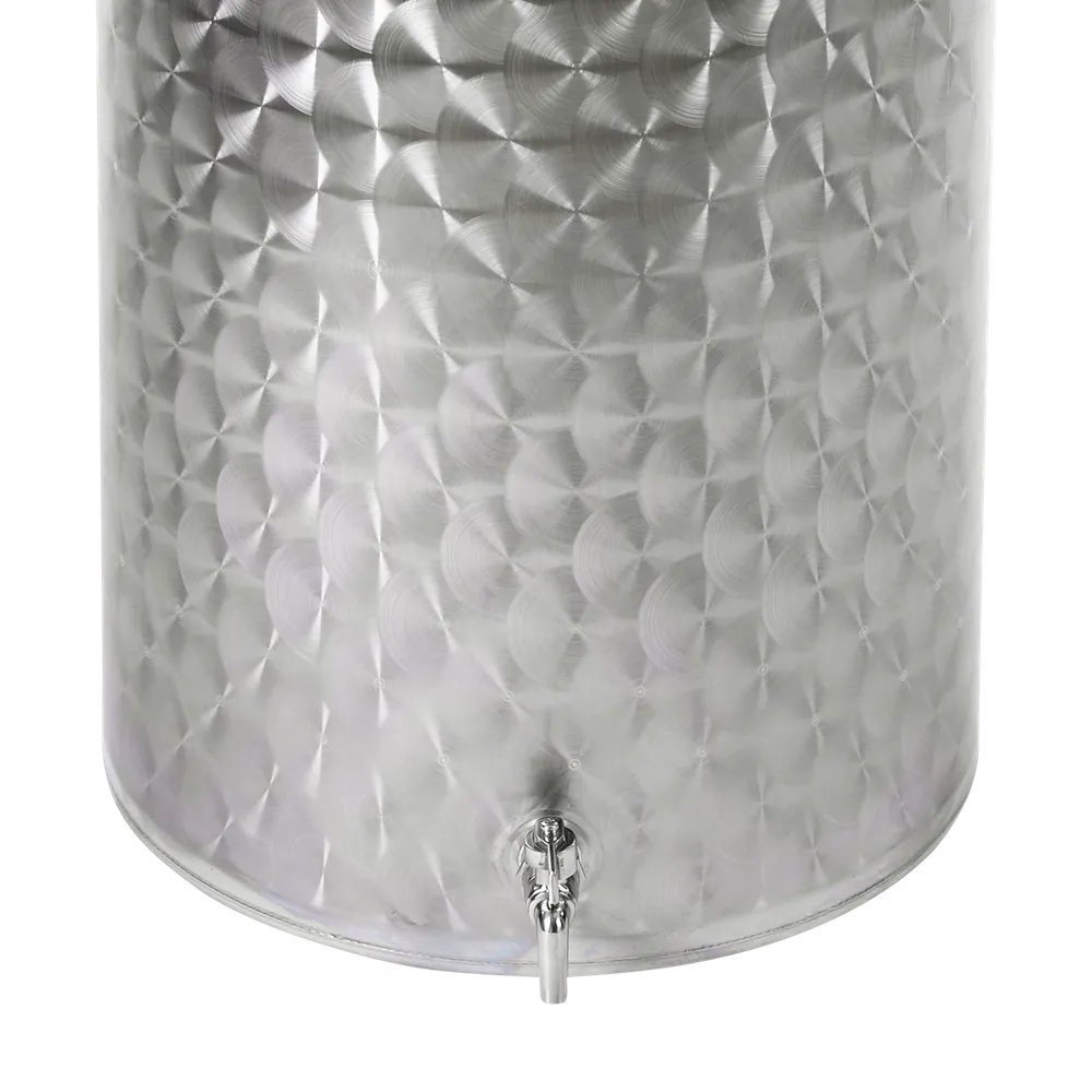 Nederdelen på en cylinderformad tank i rostfritt stål som har en liten tappkran