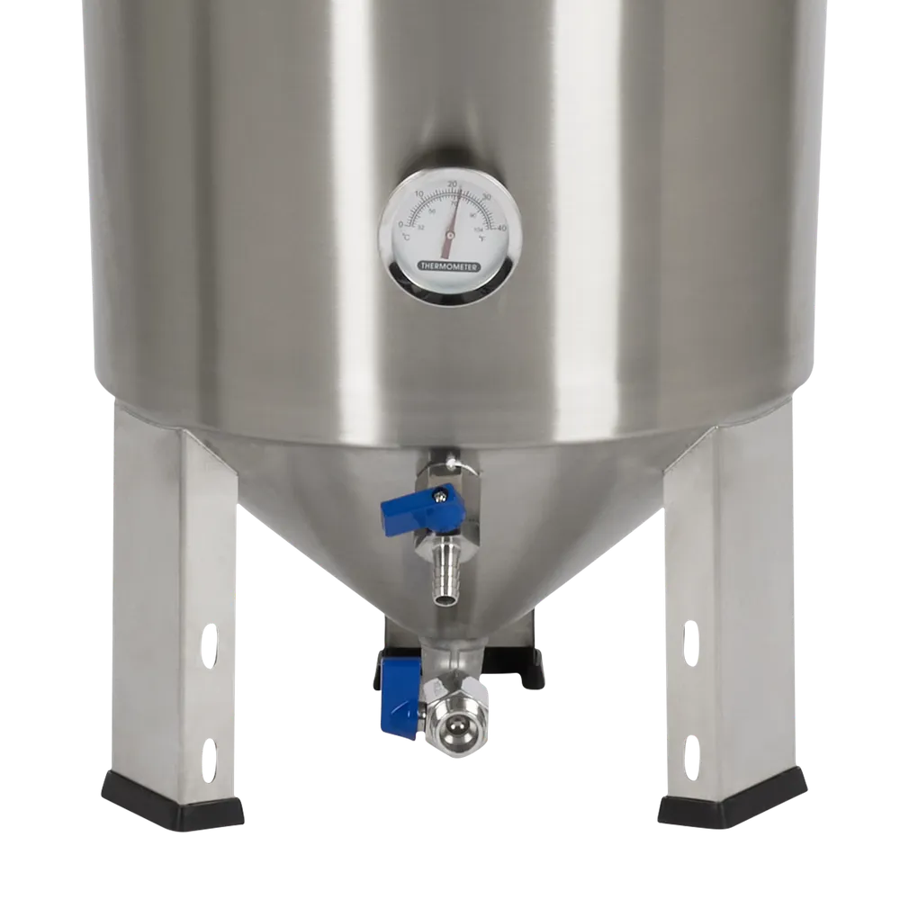 Lähikuva hanasta ja poistoaukosta, kätevä tyhjennys ruostumattomasta teräksestä valmistetusta hiivasäiliöstä