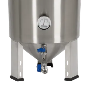 Lähikuva hanasta ja poistoaukosta, kätevä tyhjennys ruostumattomasta teräksestä valmistetusta hiivasäiliöstä