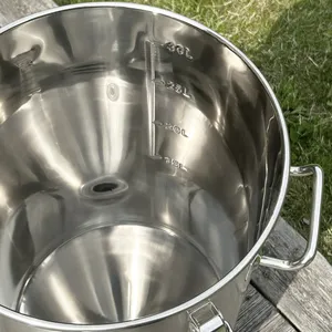 Hiivasäiliön sisäpuoli ja tilavuusmerkintä, kuvattu luonnonvalossa