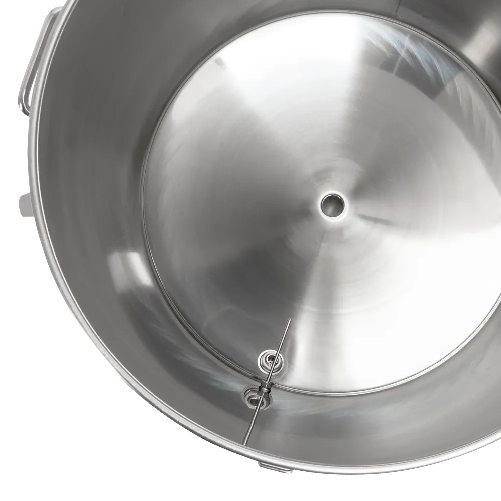 Inne i 100 liters gjæringstank med termometer for nøyaktig måling