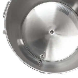 Inne i 100 liters gjæringstank med termometer for nøyaktig måling