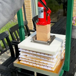 Hydraulisk packpress med tillhörande domkraft pressar fruktkross till must