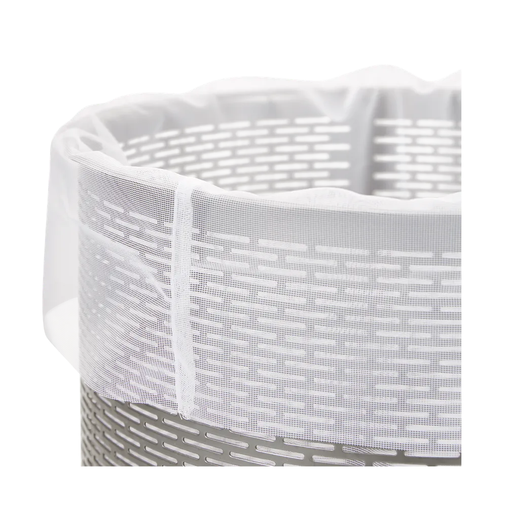 Närbild på på cylinderformad rostfri presskorg till fruktpress med många små hål samt en vit silduk