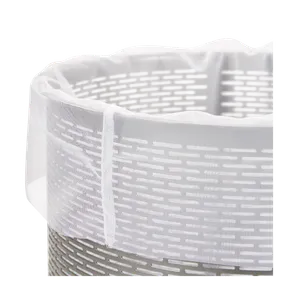 Närbild på på cylinderformad rostfri presskorg till fruktpress med många små hål samt en vit silduk