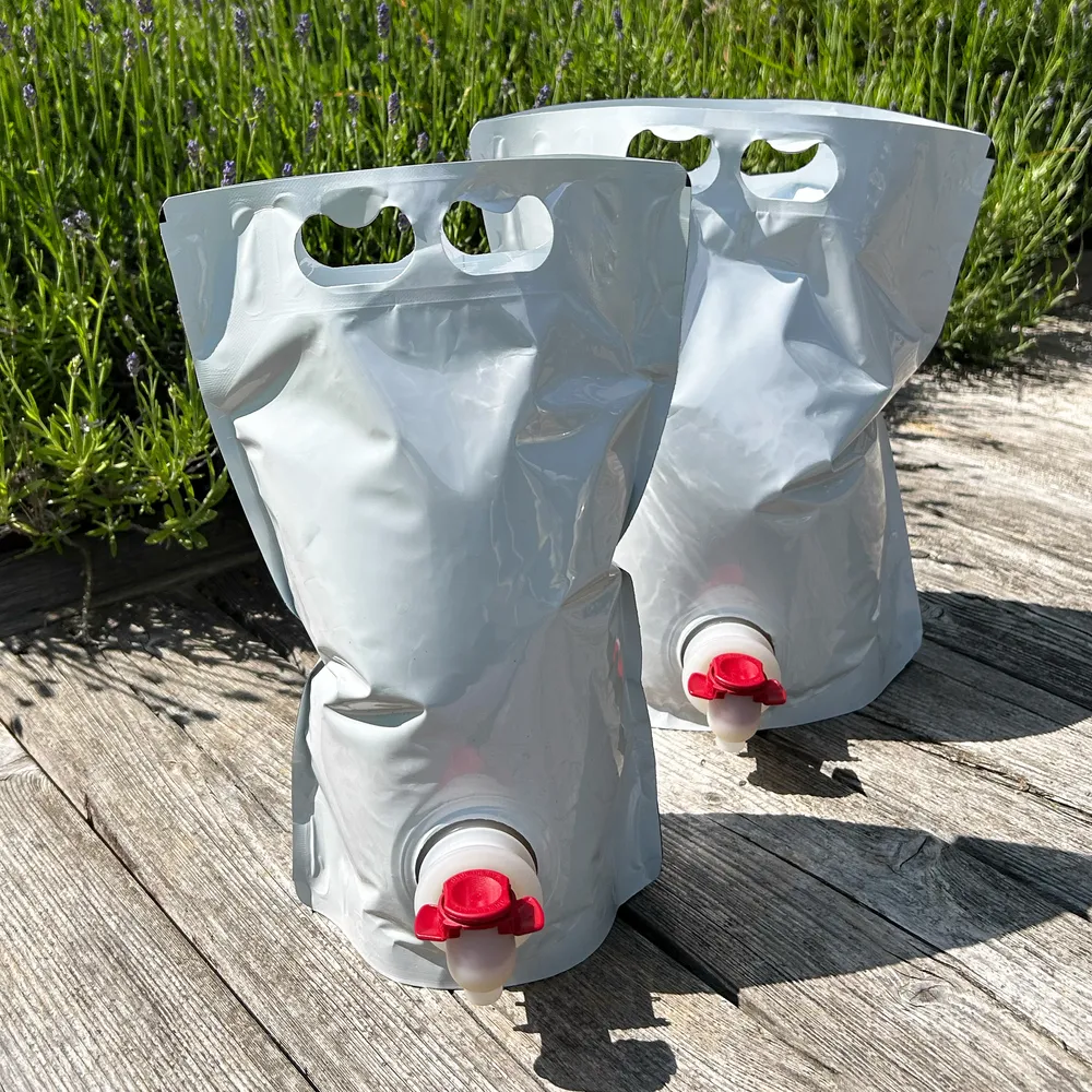 Hvide, naturlige stand-up poser fyldt med æblejuice