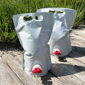 Hvide, naturlige stand-up poser fyldt med æblejuice