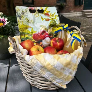 En kurv med epler, cider og en stående pose med eplemotiv