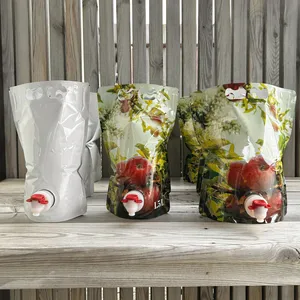 Stående poser fylt med pasteurisert juice står på rekke og rad ved siden av hverandre