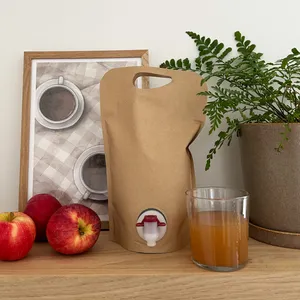 Brun, naturlig stand-up pose fyldt med æblejuice