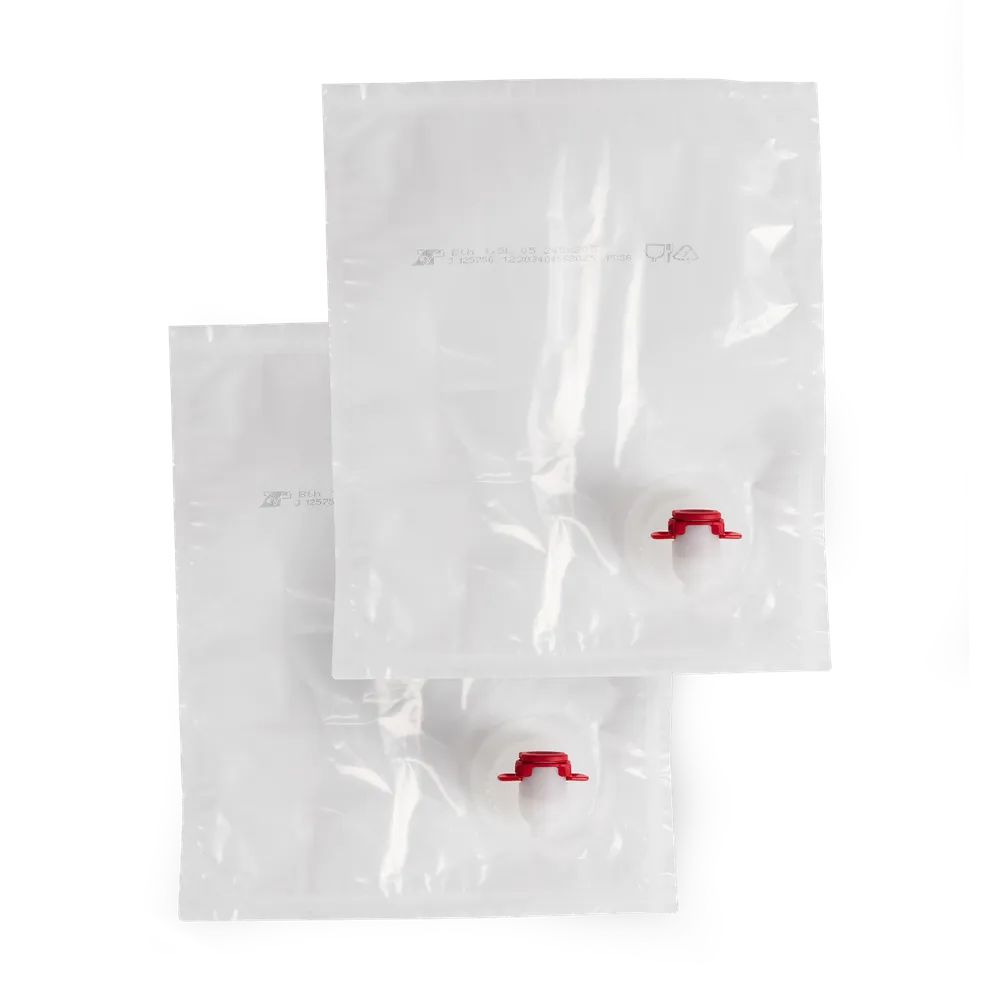 To transparente 3-liters Bag-in-Box-poser med rød og hvid taphane