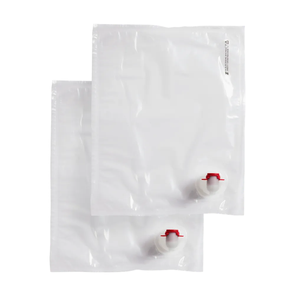 To gennemsigtige 3 liters poser i æske poser med sort og rød plastikstuds placeret i nederste venstre hjørne