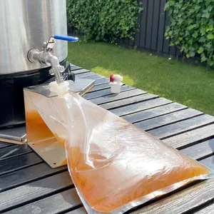 Bag in Box-pose fyldt med varm, pasteuriseret æblejuice, klar til langvarig opbevaring og holdbarhed