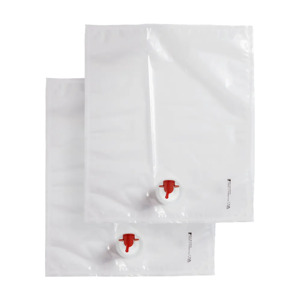 Två stycken genomskinliga plastpåsar 10 liter för bag in box med rödsvart tappkran i plast placeras i mitten i nederkanten