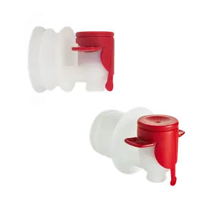 En vit tappkran för BIB med röda detaljer i hårdplast från ett sidoperspektiv