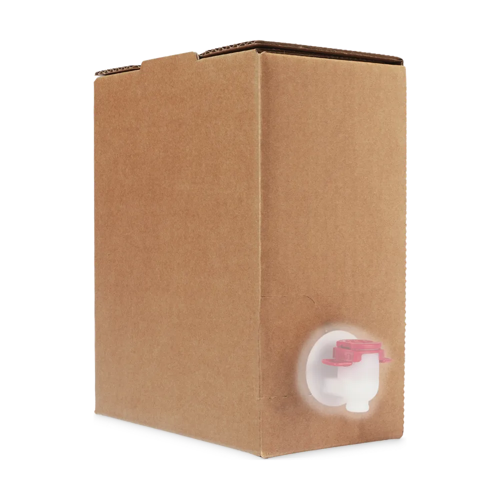 Bag-in-box låda i brun kartong utan motiv, samt rödsvart tappkran i hårdplast som är vitskuggad