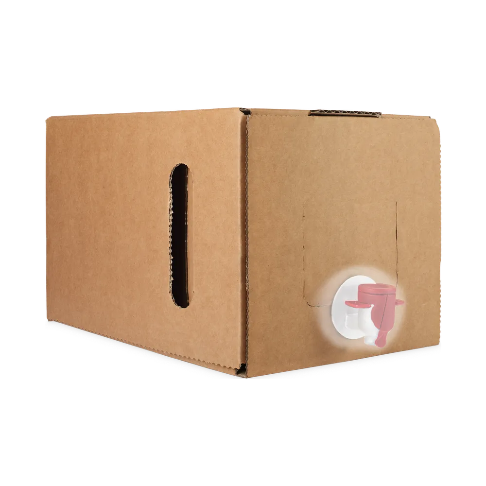 Liggande bag-in-box förpackning i brun kartong med tappkran i rödsvart plast samt handtag på sidan