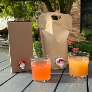  Stand-up-pose Nature ved siden af en BIB-kasse med to glas juice