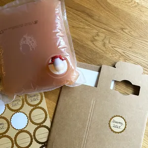 Bag in Box-pose med juice skal placeres i en papkasse med en etiket