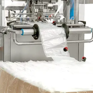 Bag-in-web mates inn i en automatisk bag-in-box-fyller for most, juice, vin eller andre drikkevarer