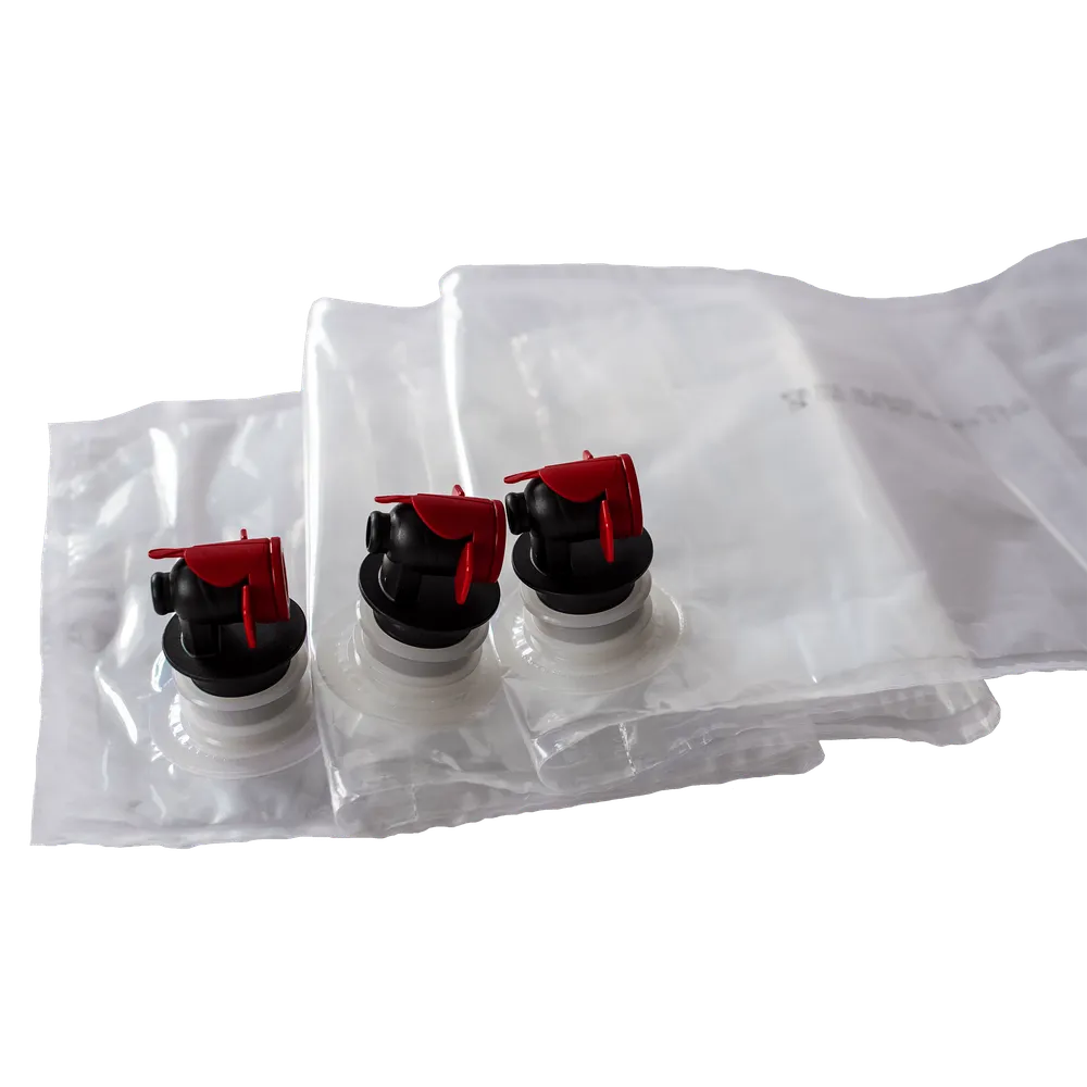 Transparanta BIB-påsar med svart tappkran som är sammanlänkade med varandra